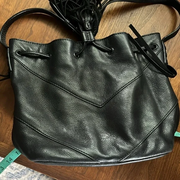 Vince Camuto black leather bucket crossbody bag, cinch top and tassels - Picture 17 of 17